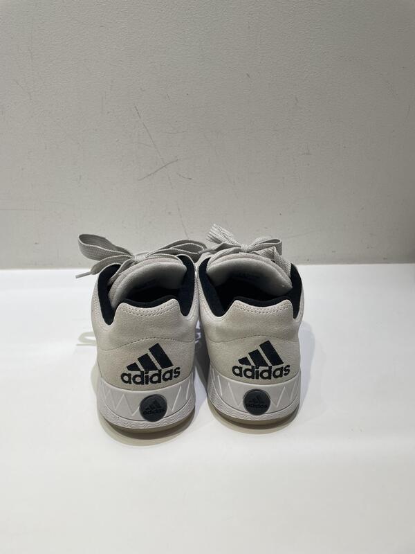 adidas スニーカー