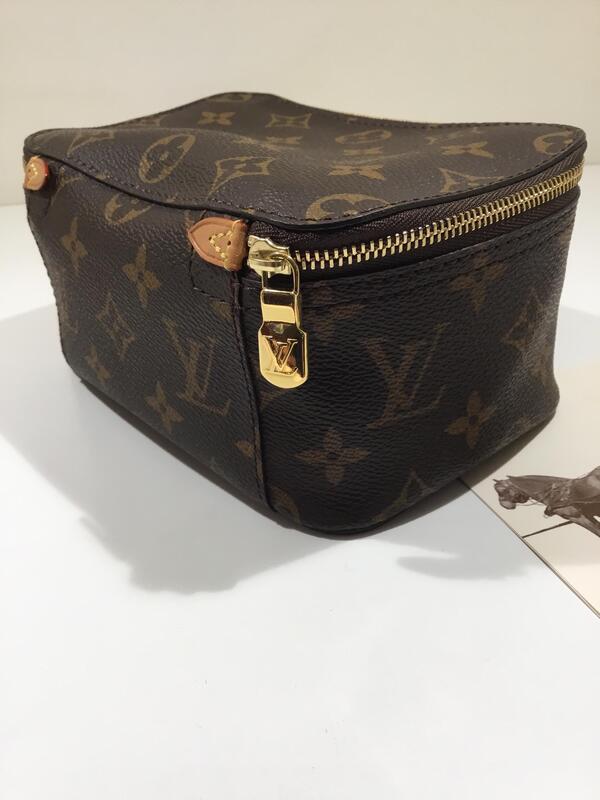 LOUIS VUITTON ポーチ，モノグラム