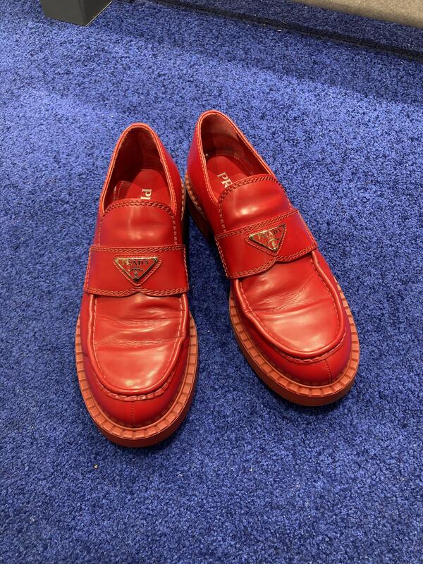PRADA ローファー 赤