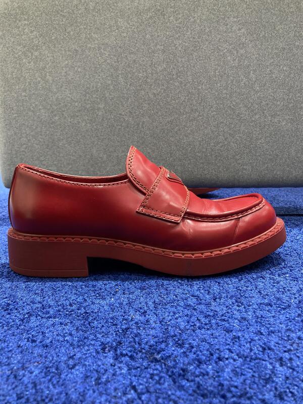 PRADA ローファー 赤