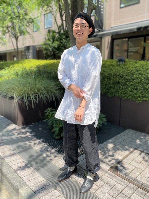 コモリ バンドカラーシャツのスタイリング