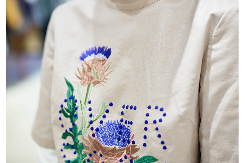 ブラウス アキラナカ