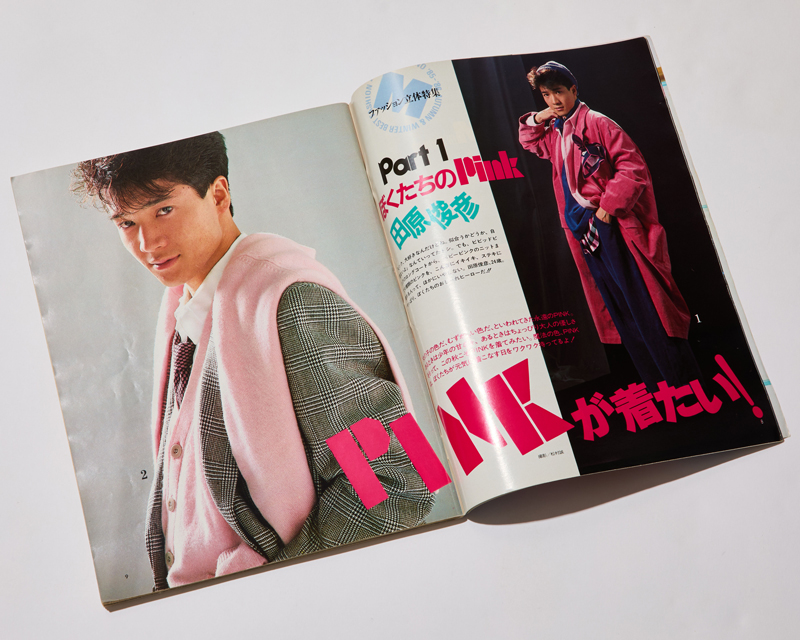 当時人気絶頂だったジャーニーズのアイドル、田原俊彦。ピンクを完璧に着こなしている。