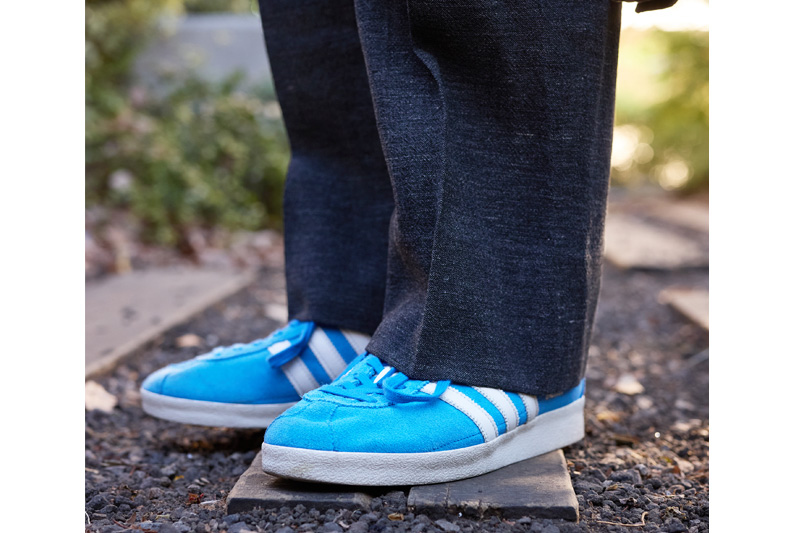 パンツ　イッセイミヤケ　シューズ　アディダス