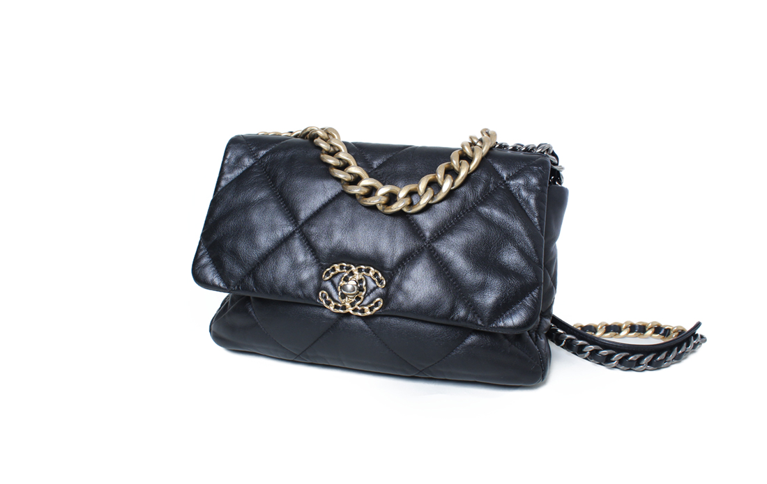 ［CHANEL］カール・ラガーフェルド最後のバッグ“シャネル19”